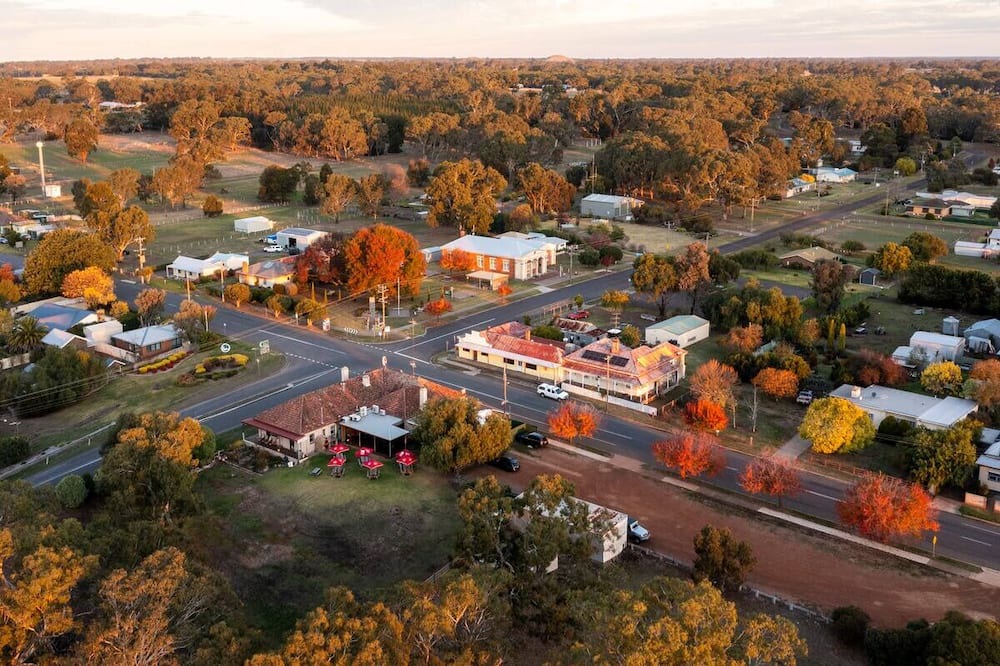 Cavendish House | Family friendly cosy cottage. A short walk to the famous Bunyip Hotel