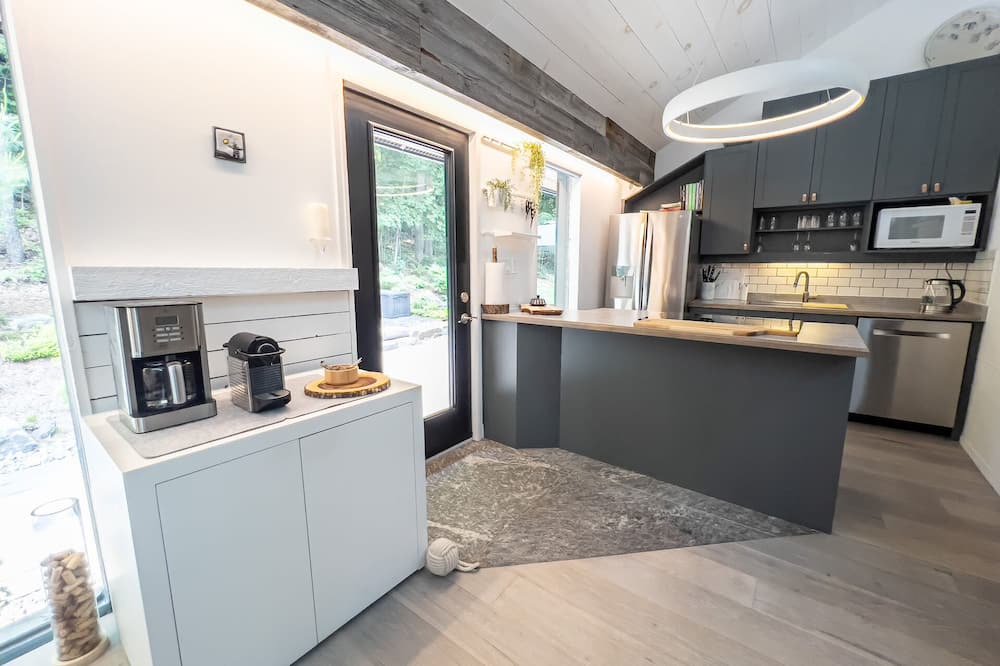 Huntsville Ski Chalet | Hidden Valley: Minimalist Design - Skiing, Hot Tub