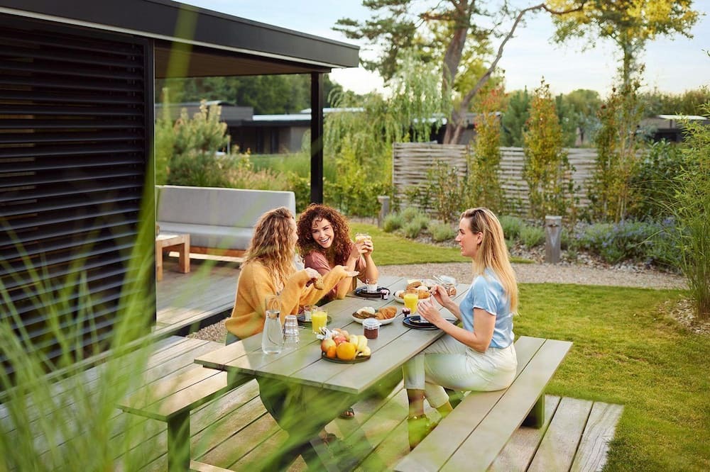 Elst House | These Eco-Lodges are equipped for 12 people and have one hot tub. From your own terrace, you can therefore completely relax and enjoy your own wellness moment!