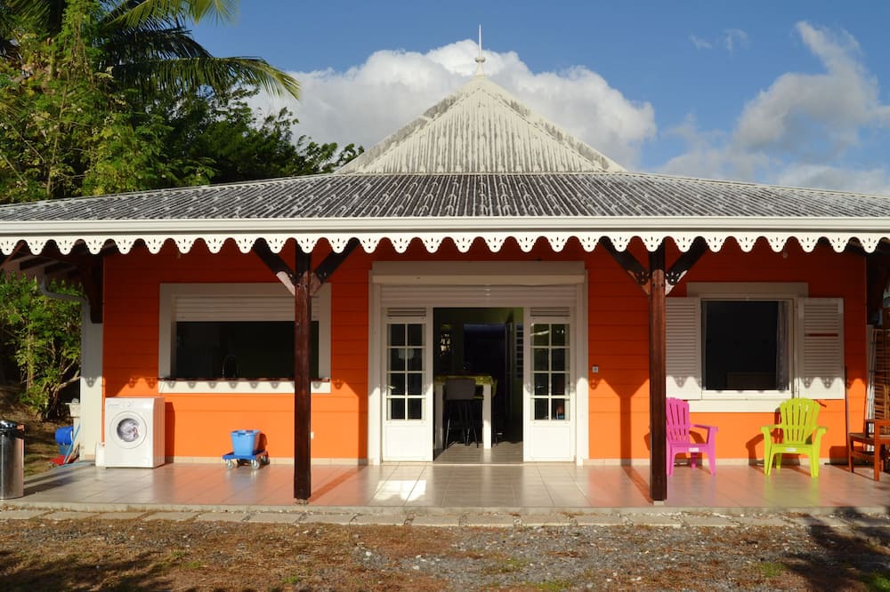 Saint-Pierre House | Homerez - House 5 km away from the beach for 7 ppl. with garden at Saint-Pierre