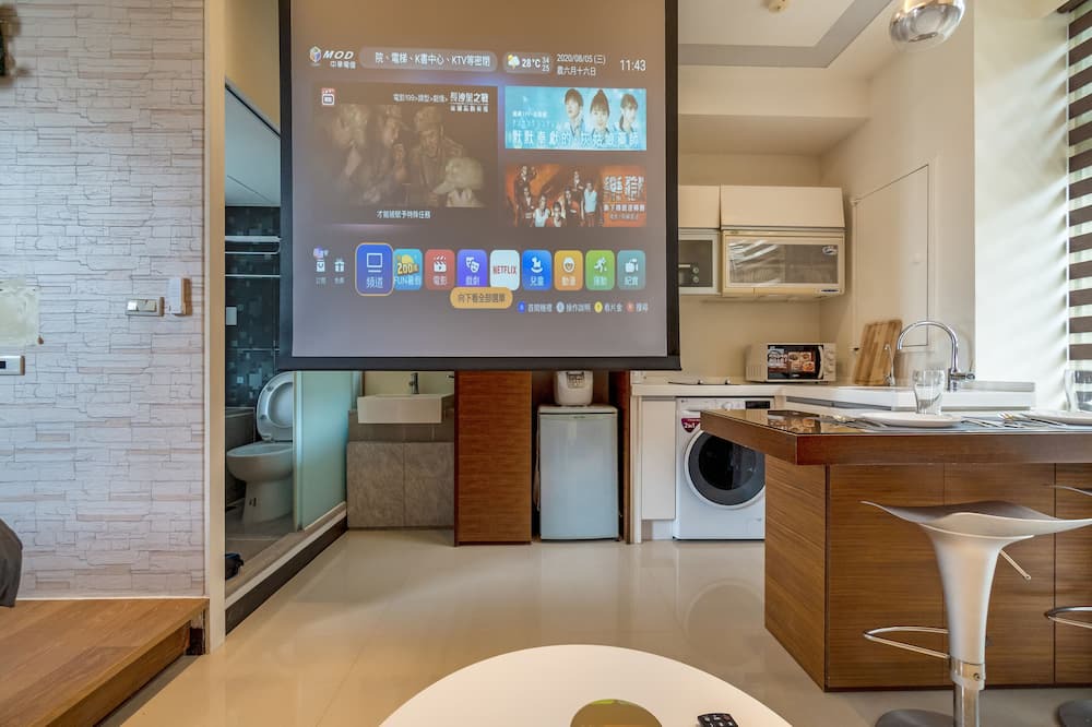 Xinyi Condo | 1B1b Cinema, Kitchen, Bathtub, Desk, 1.5min to MRT