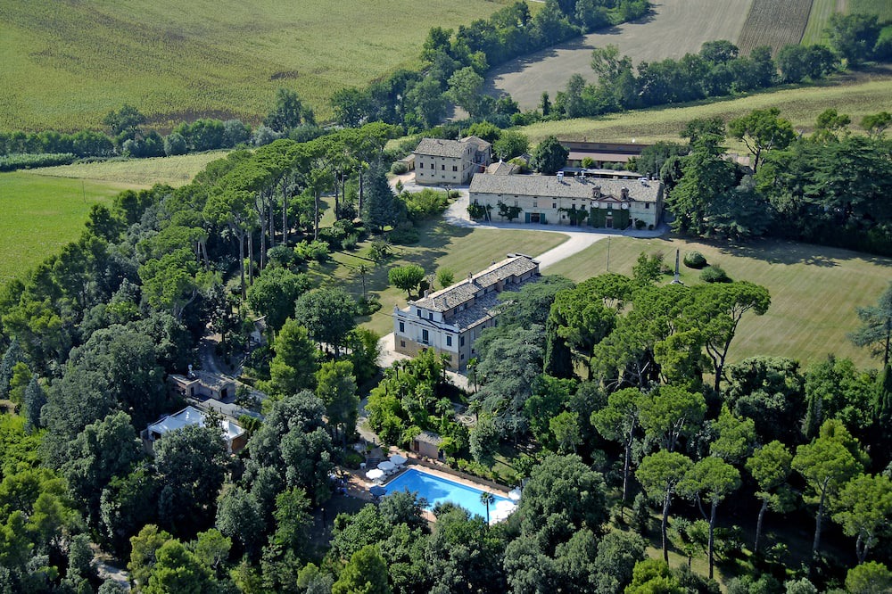 Treia Villa | Elegante Appartamento in Villa con piscina