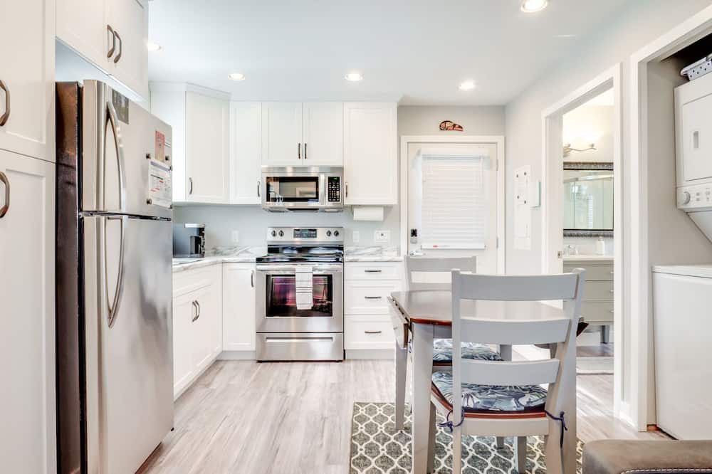 Port Alberni House | The Bear Studio House: Open concept house that sleeps up to 4