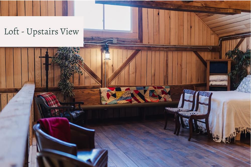 Dundas House | Cozy Barn Sleeps 4 + 1.5 Baths + Full Kitchen + Family Room + Gathering Space