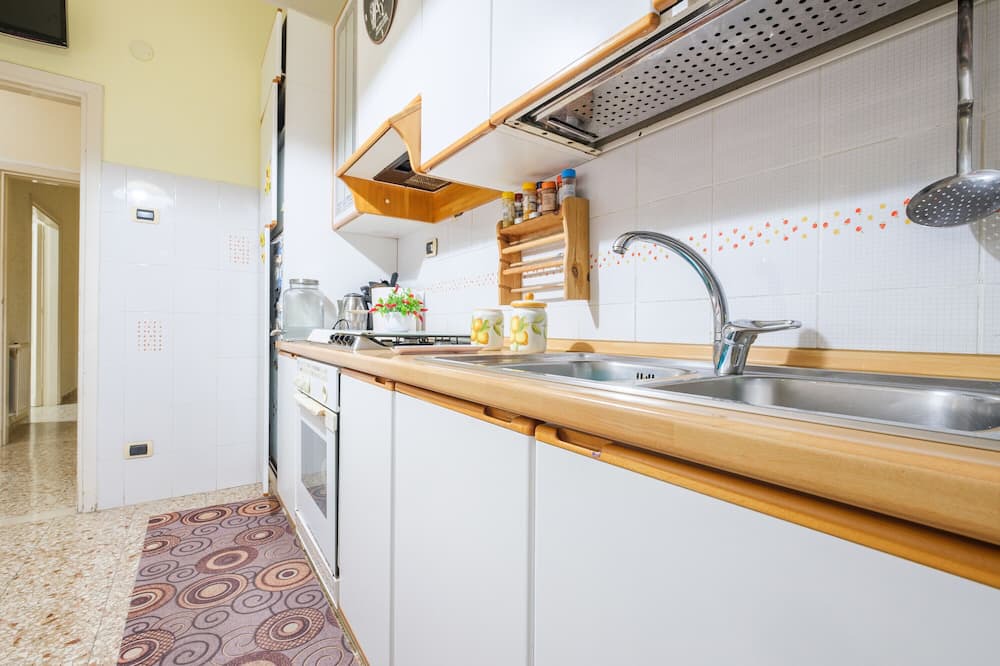 Mili San Pietro Apartment | Apartment 'Aurora Inn' with Balcony, Wi-Fi and Air Conditioning
