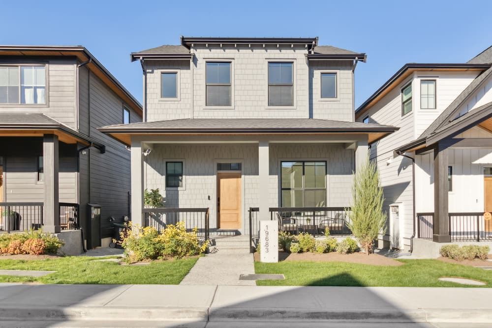 Willoughby House | Luxurious, Modern & Stylish 2 Bedroom Suite, Near Vancouver, Pet Friendly