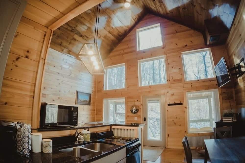 Campton Cabin | Secluded forest getaway on 50 acres, near RRG