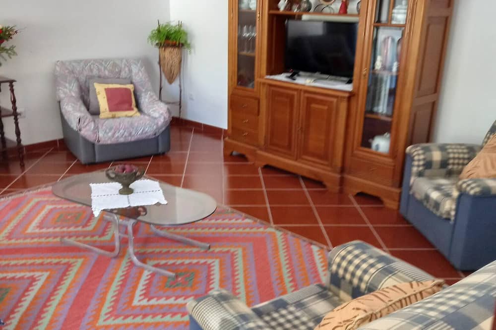 Lourinha House | Homerez - House 7 km away from the beach for 16 ppl. with garden and terrace