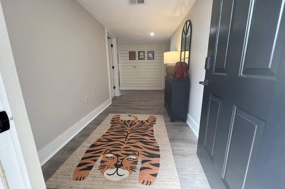 Auburn Condo | 2BR/2BA Renovated Condo under 1 mile to Toomers