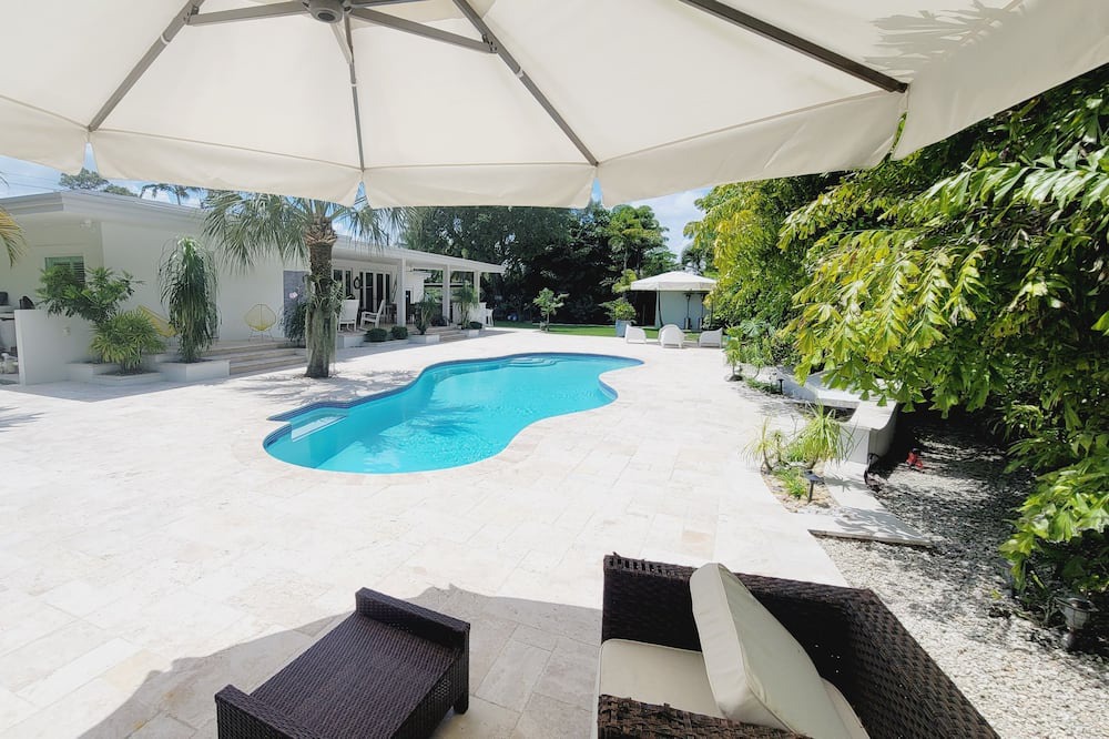Glenvar Heights House | Maison Champagne, Miami