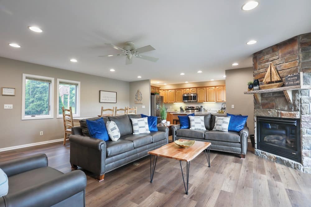 Thayerville Villa | Lake Views * Hot Tub * Fast Wi-Fi * Renovated