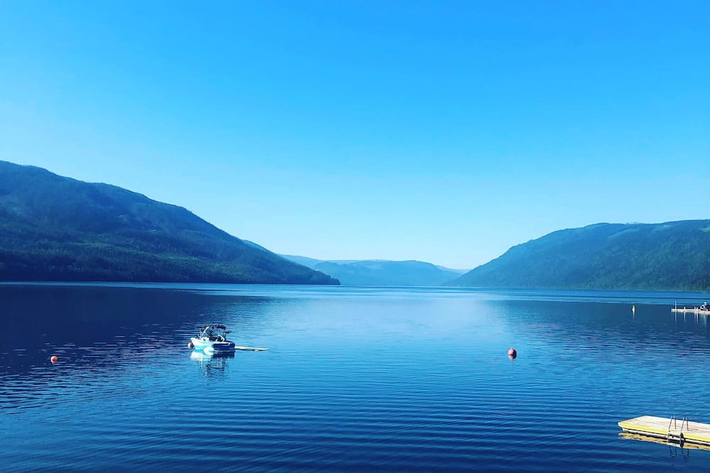 Ashton Creek Cabin | Mabel Lake Lakefront Summer cabin & bunk house with beach, dock and large deck