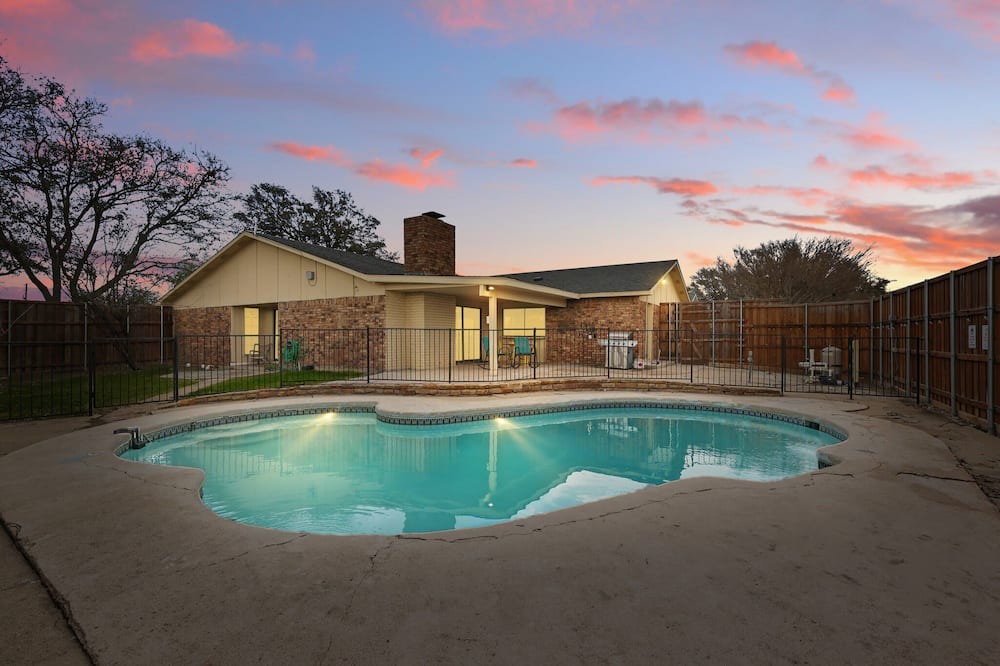 Northeast Carrollton House | Luxury Retreat in Carrollton – Pool, Patio & More