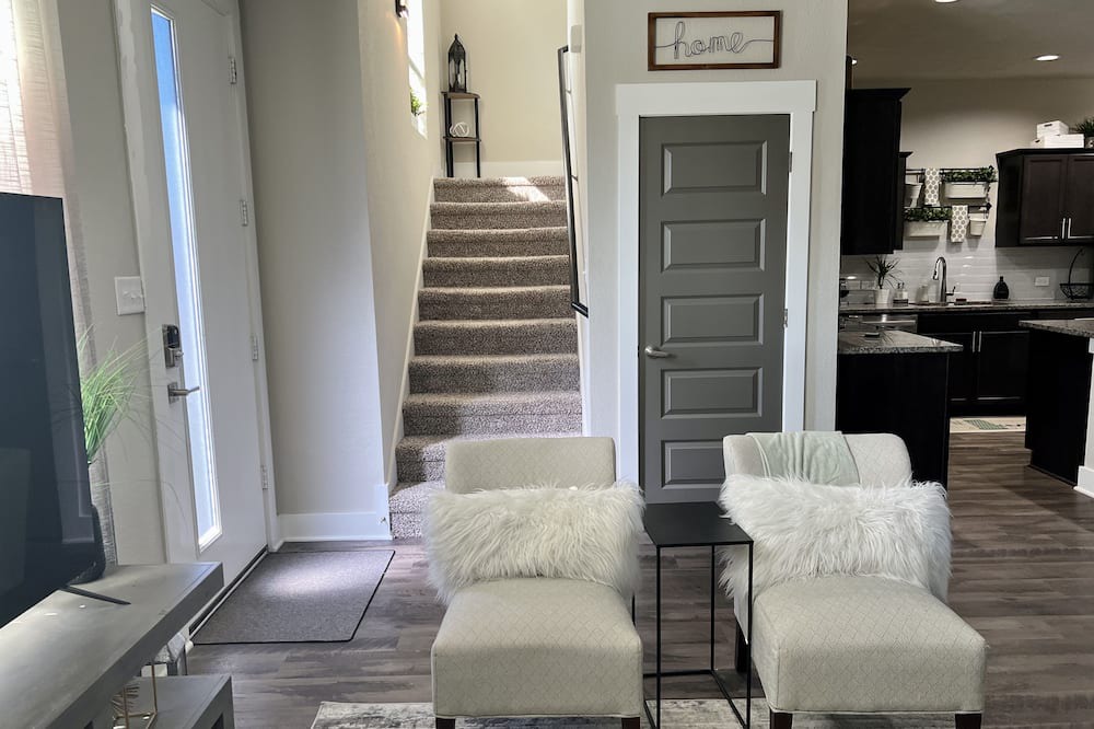 Wellborn House | SweetStay TX | Free TESLA Charging | Pond views | Walking trails