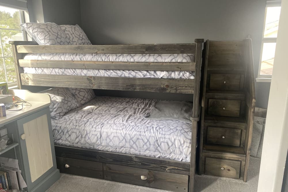 Valencia House | Quiet Family Friendly Home Close to Magic Mountain