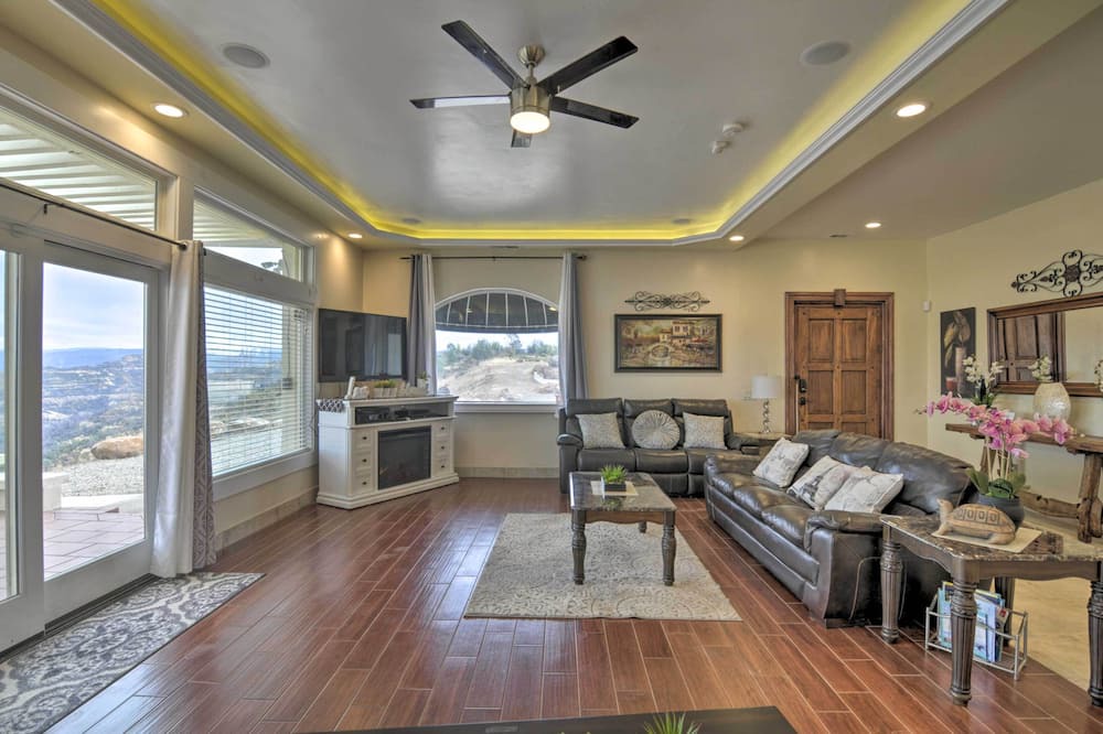 Chico House | Chic Paradise Home w/Terrace: 13 Mi to Wineries!