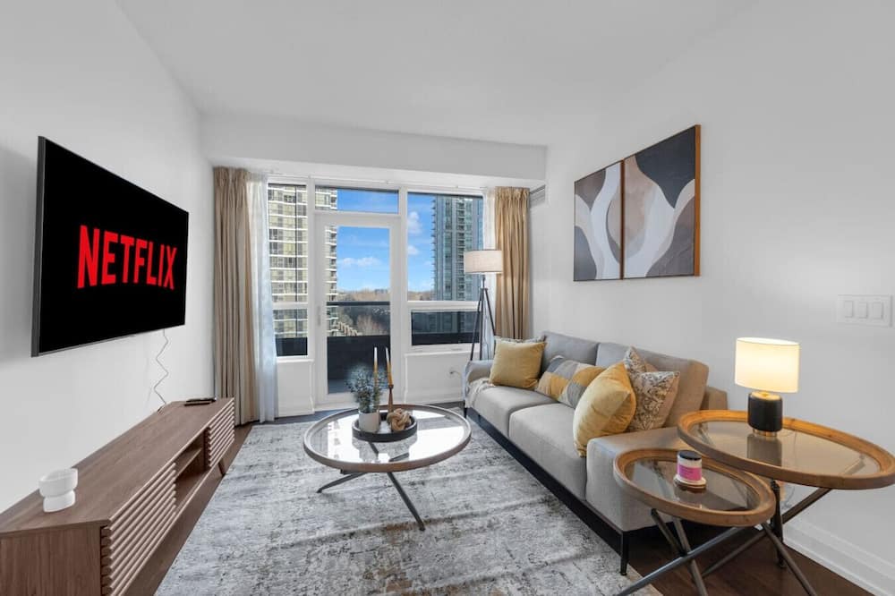 Willowdale Hotel | Luxury 2BR - Pool/Gym/Sauna - 1 min to Subway