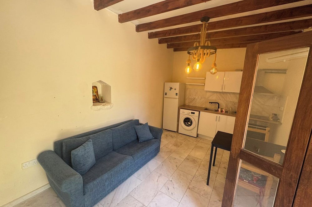 Marathounta House | Charming Cyprus Getaway in Páfos - Garden View Holiday House