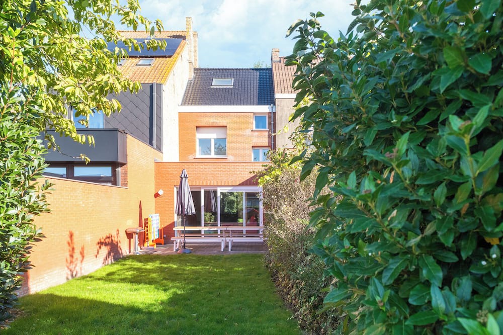 Nieuwpoort House | Spacious town house at canal with garden