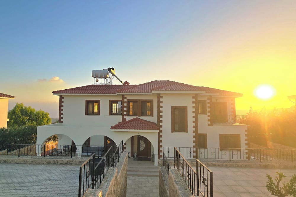 Kyrenia Villa | Exclusive villa with infinity pool and panoramic sea views in Arapkoy (North Cyprus)