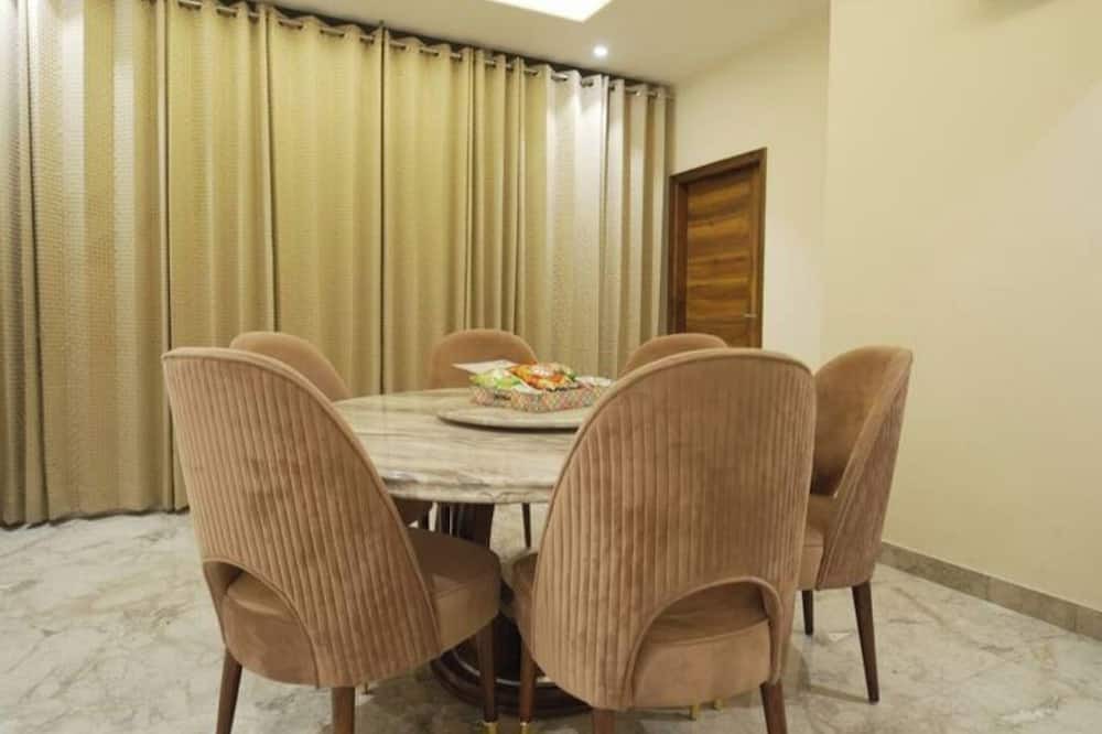 Zirakpur Apartment | 3 Bhk Penthouse|Jacuzzi | Pool Table|The Opulence