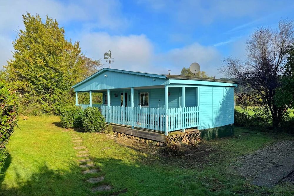 Rhodes Cabin | Blue house just 2 minutes from the Parc Animalier de Saint Croix!