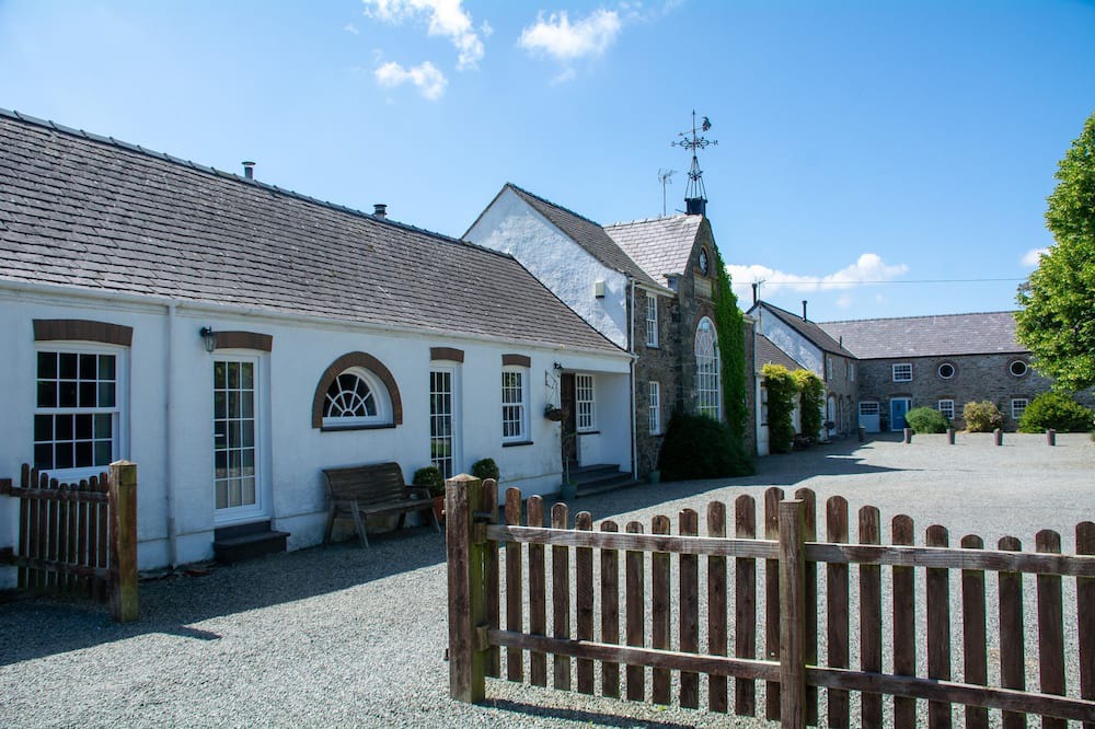 Bryngwran Cottage | Gamekeepers Cottage - sleeps 4 guests in 2 bedrooms