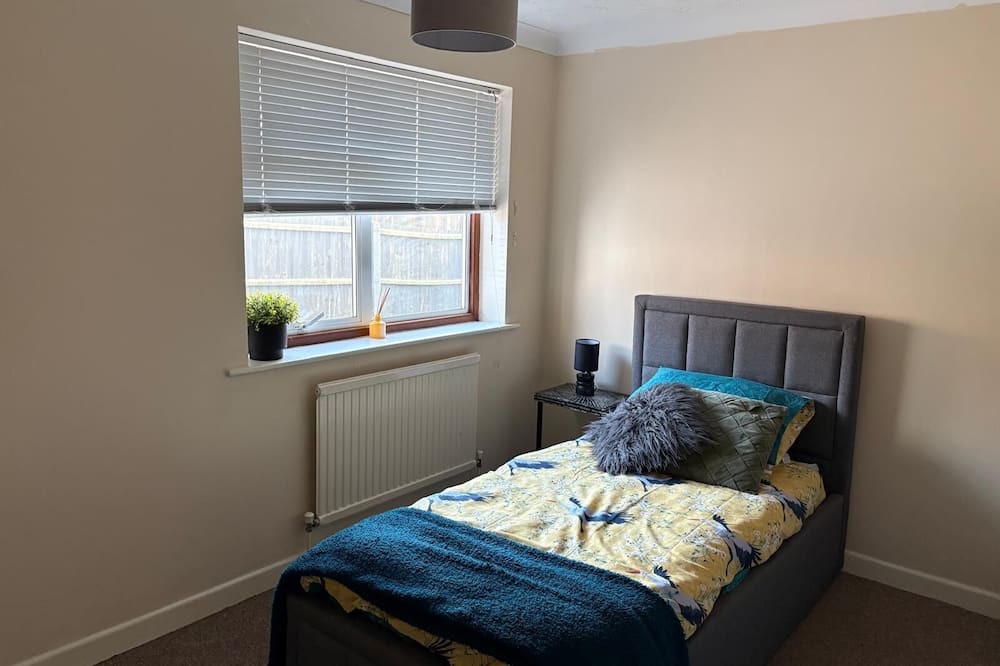 Lakenheath House | 4 - BR - Bungalow in Lakenheath