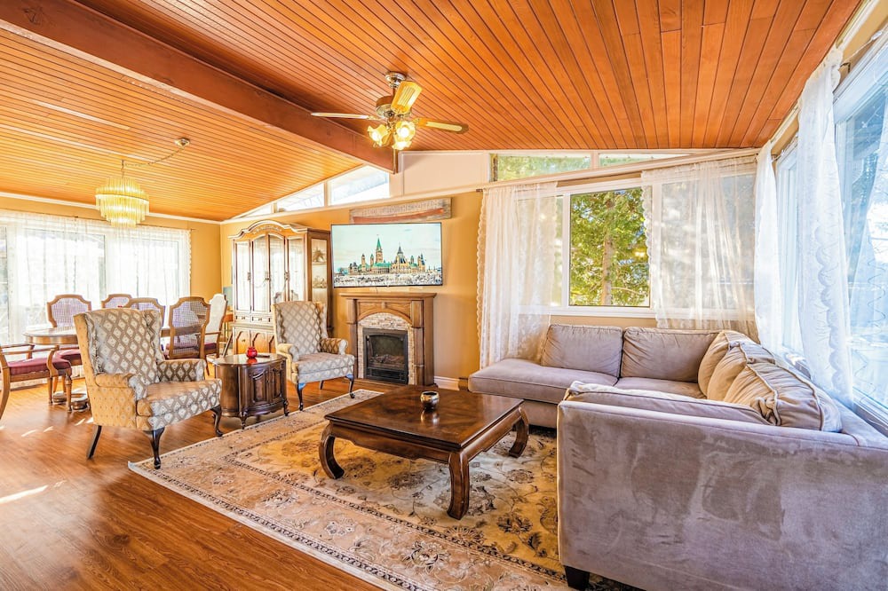 Valentia House | Heritage Cottage on Lake Scugog