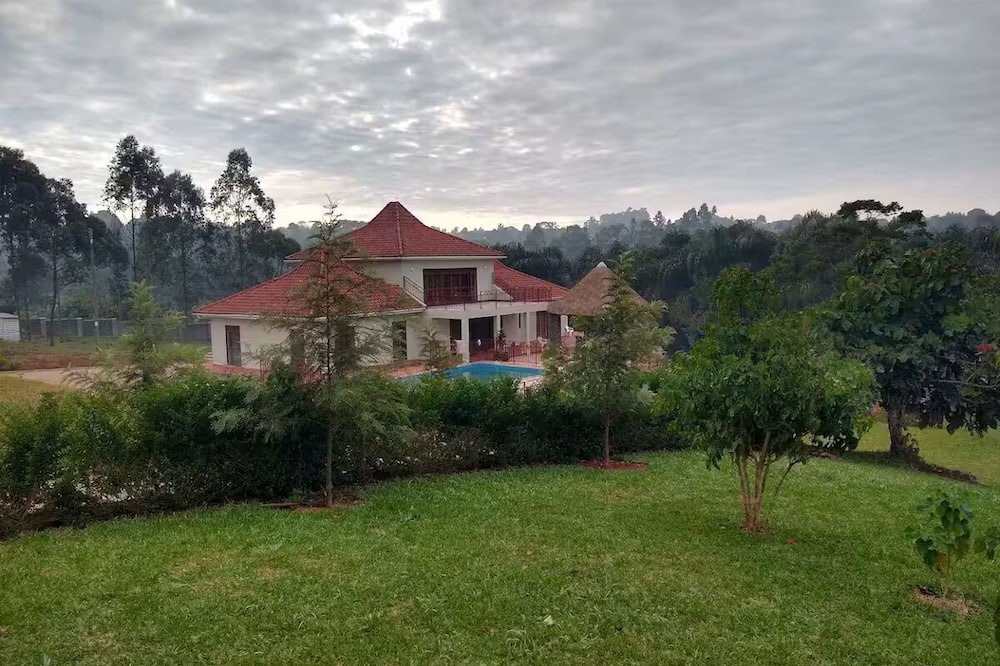 Buwama Villa | Beautiful architect-designed Home in the countryside in peaceful surroundings.