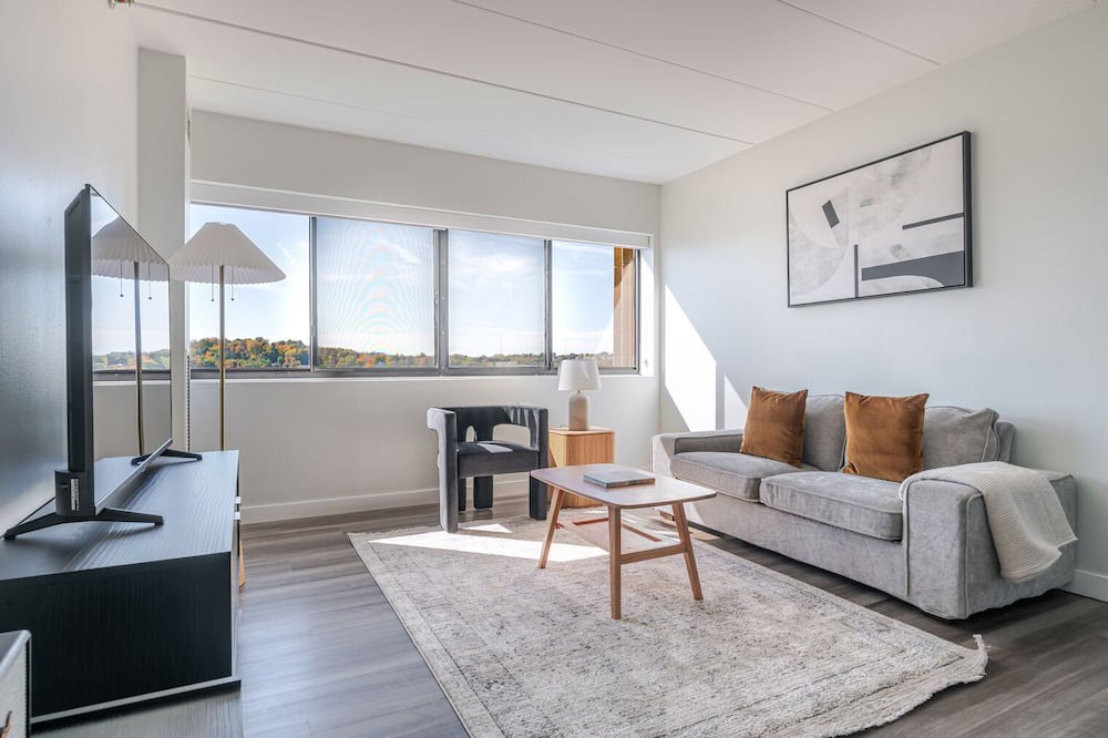 Cleveland Circle Apartment | Blueground | St. Elizabeth's, pool, nr Boston College