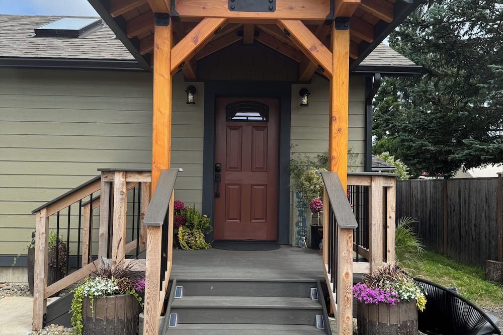 Forks House | Garden House ~ New Home! In the heart of Forks, walking distance to town