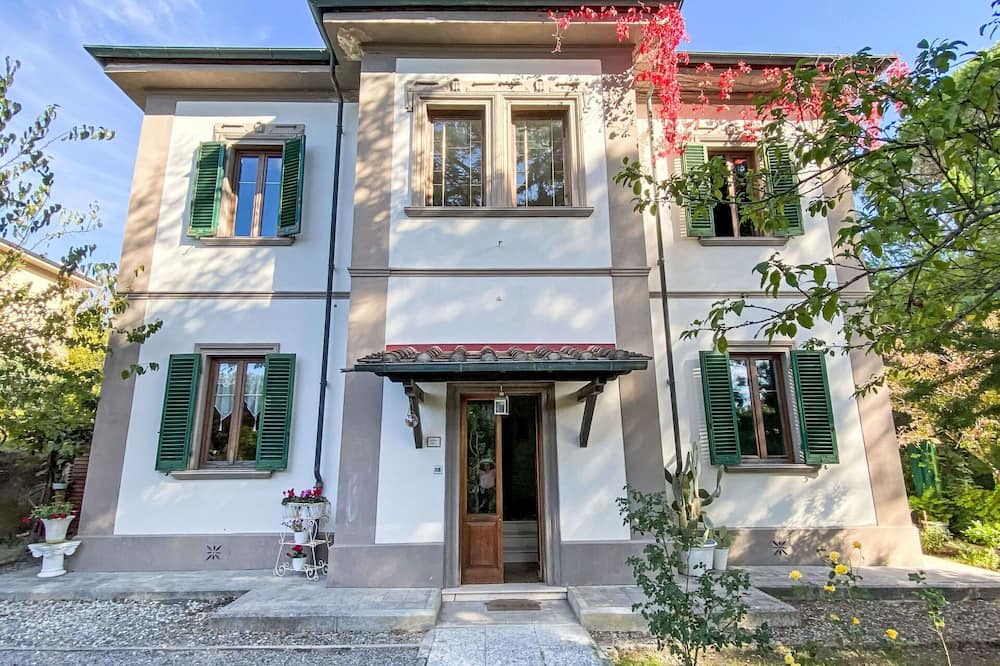 Ponteginori House | Stunning private villa for 11 guests with WIFI, private pool, hot tub, TV, patio and pets allowed