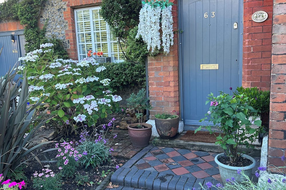 Bushey Bed & Breakfast | Flint Cottage B&B