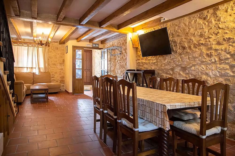 Penalba de San Esteban House | Country House 'La Marcela' with Mountain View, Private Terrace and Wi-Fi