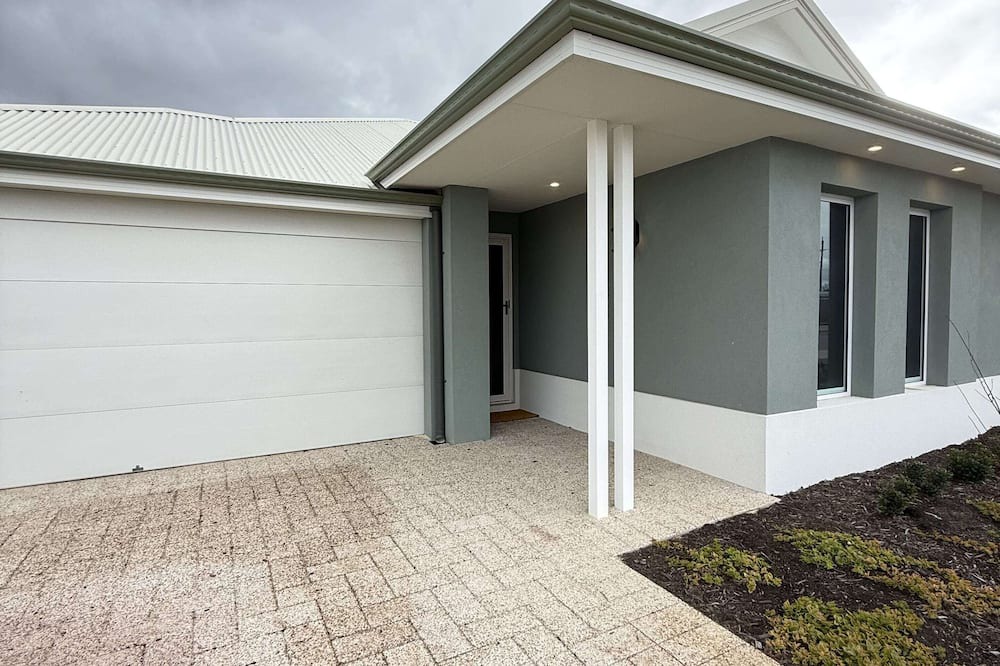 Brabham House | A beautiful 4x2 home on the Swan Valley door stop. Light and airy, 2 living rooms, separate laundry, large fully fenced backyard for the kids run around. Quiet street, walking distance to shops.