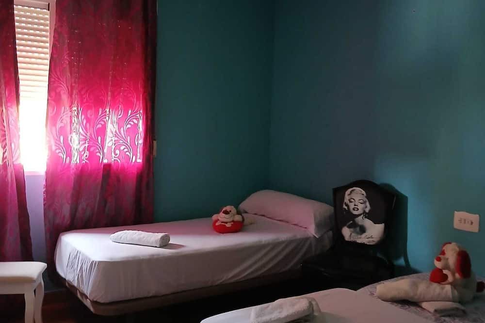 Moncofar Cottage | Cottage (pet friendly) nearby beaches and dog friendly beaches.