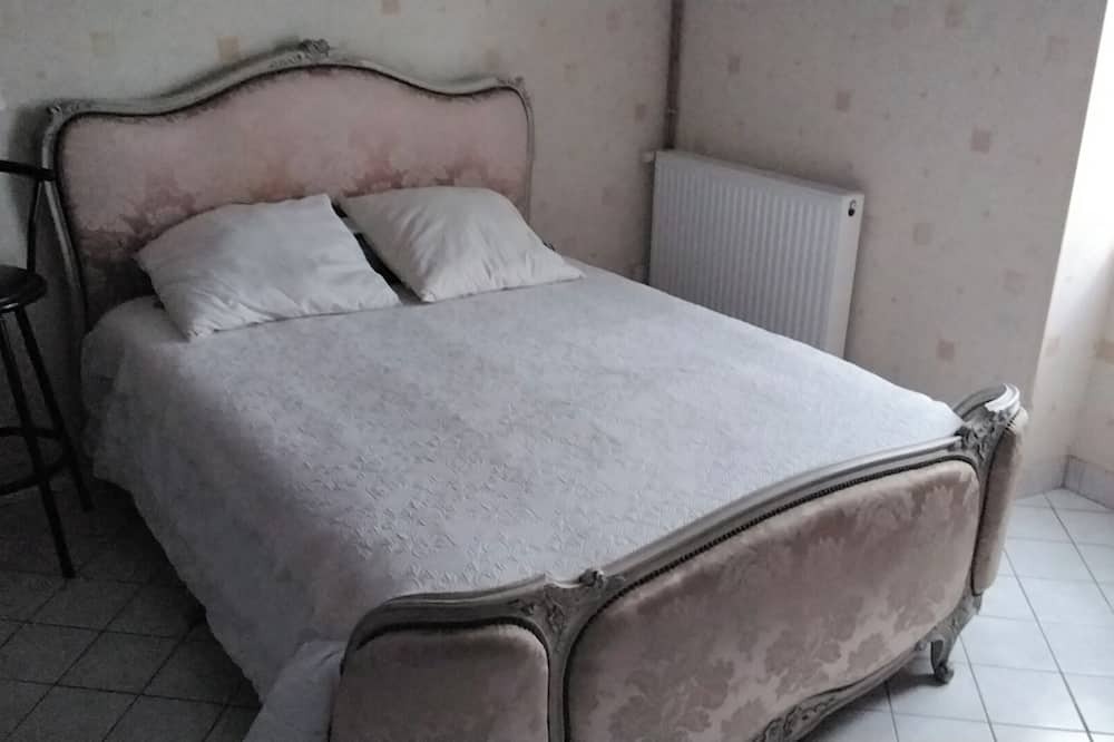 Le Chatelet House | Country house with nearby shops, swimming pool and beautiful garden