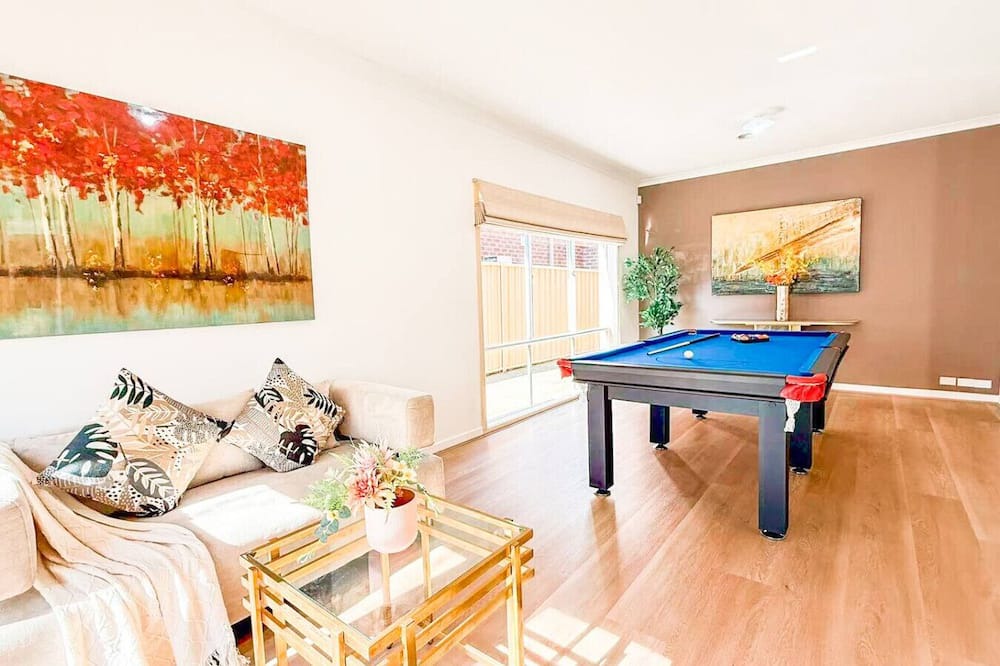 Caroline Springs House | StayAU Family Haven Pet-Friendly Caroline Springs