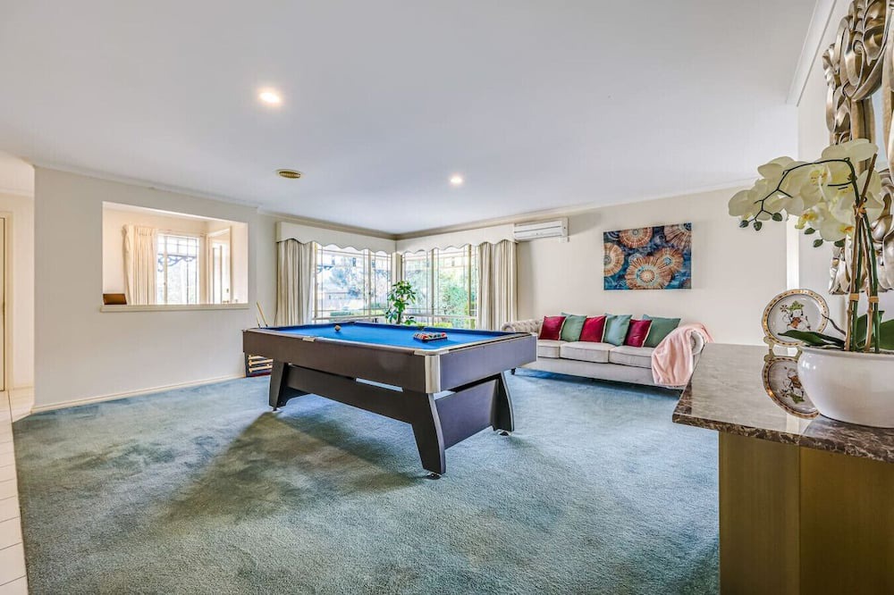 Cranbourne House | StayAU Family Retreat w/Pool Table in Cranbourne