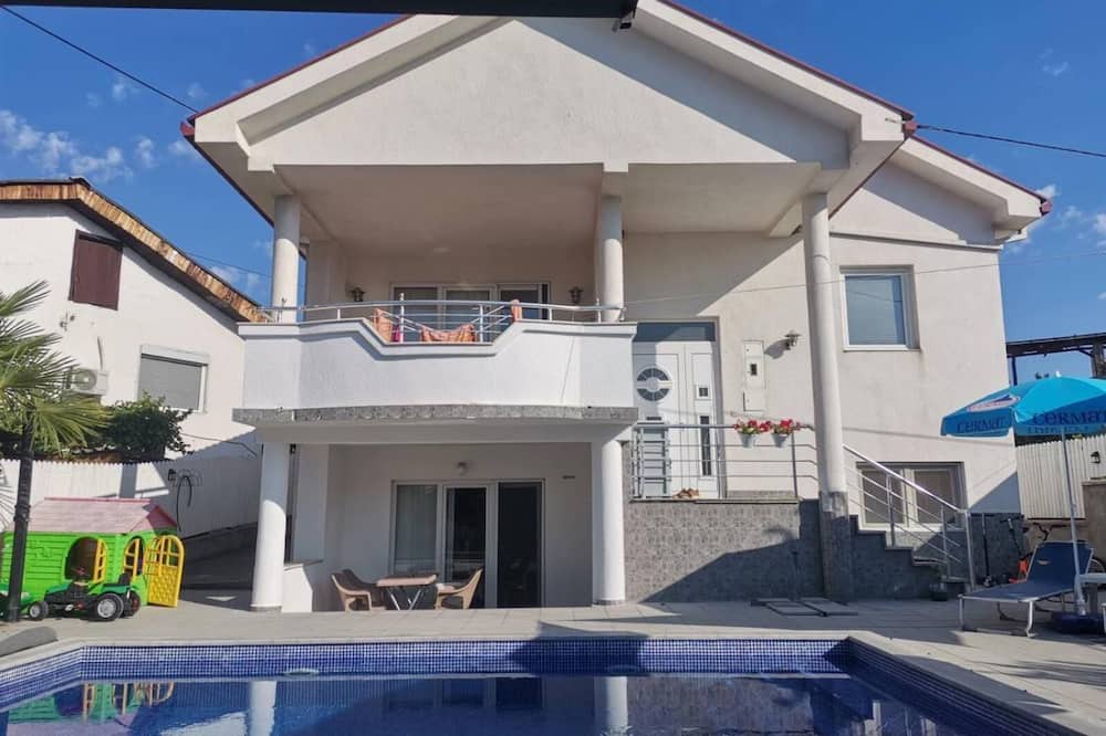 Kavadarci House | The Withe HousenCharming 2-bedroom house in serene Kavadarci with AC