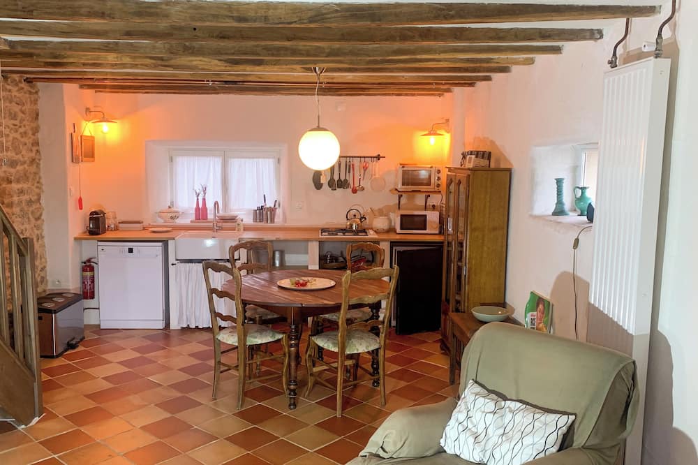 La Peruse House | Holiday home with use of garden and swimming pool
