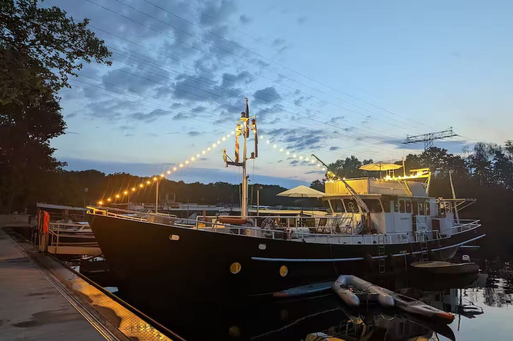 Oberschoneweide Boat Rental | imiola: Embrace Life's Call