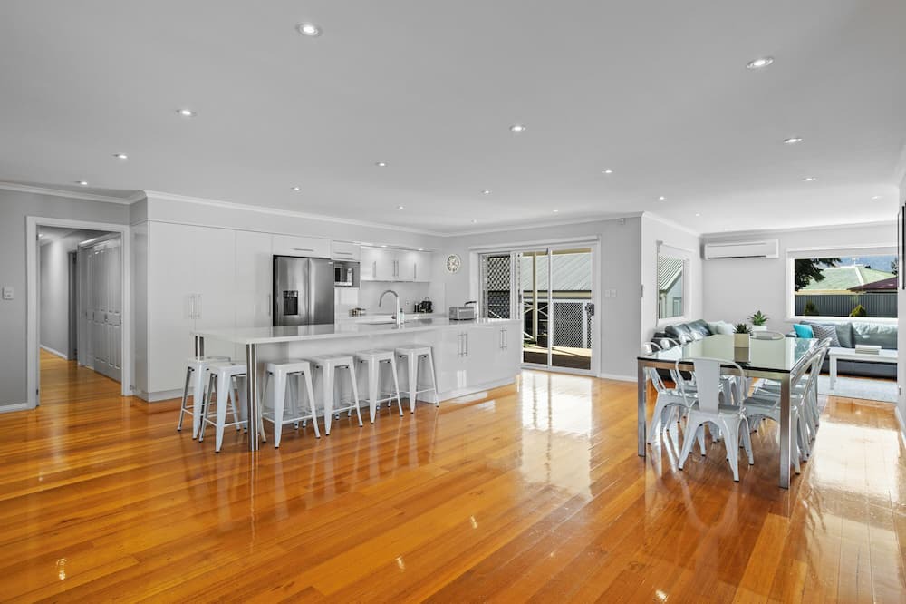 Glenorchy House | Bowden House -Huge Family Home In Hobart -8 Bedroom, 6 Bathroom, 5 Living zones