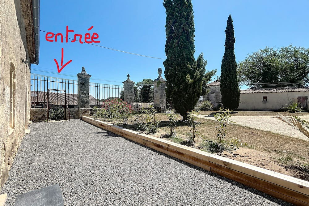 Anglade Apartment | Bright 2-bedroom apartment near Blaye, ideal for workers and travellers