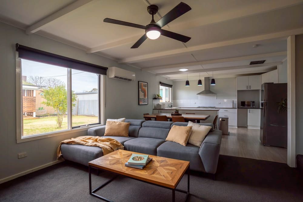 Kerang House | Spacious Kerang Retreat | Stylish & Cosy