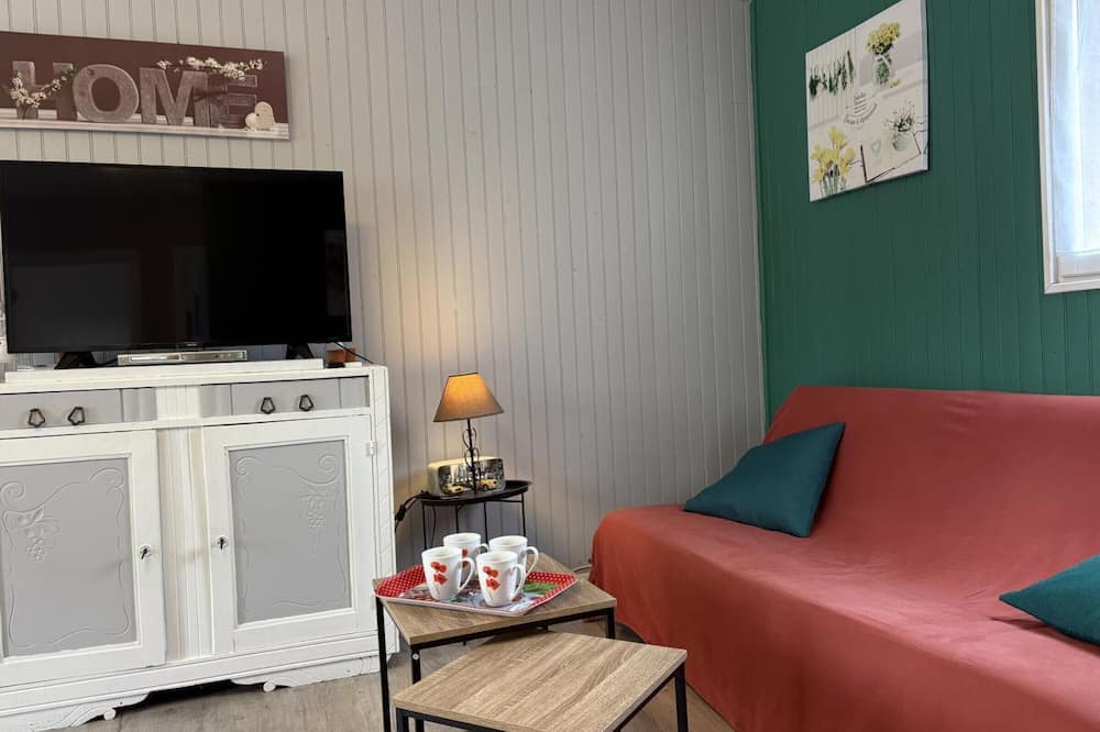 Le Theil Cottage | Cottage De Fontariol with Covered Pool in Auvergne