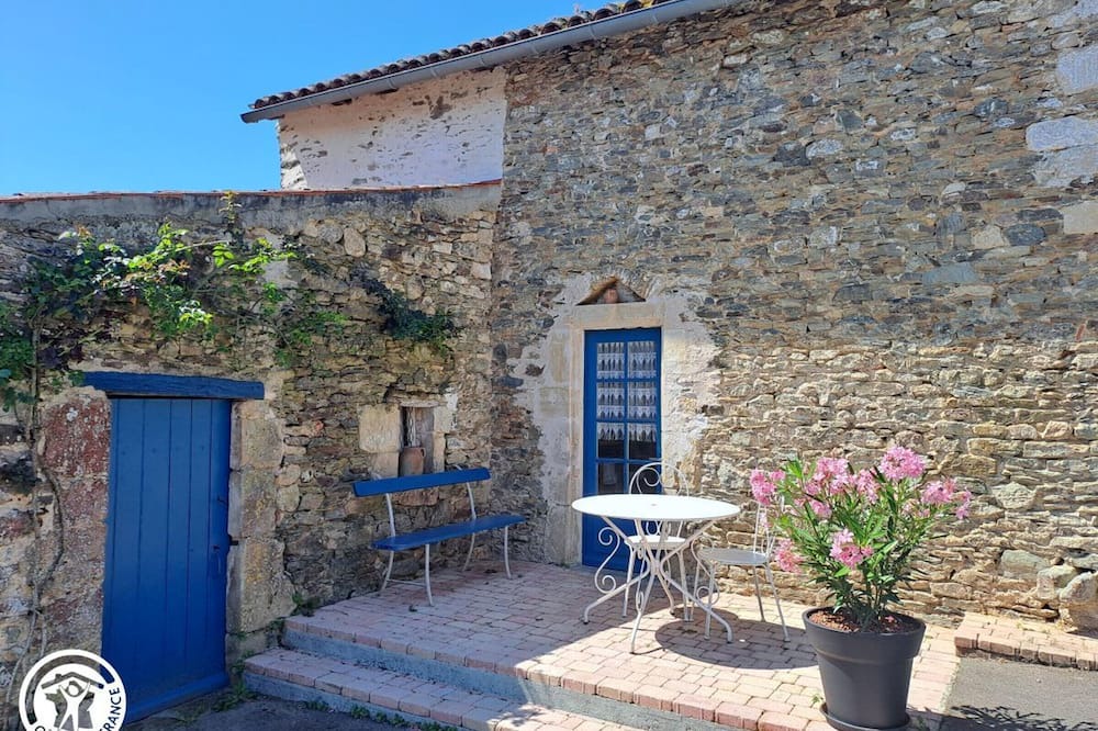 Vouvant Cottage | Cottage in medieval Vouvant with private parking, 4 bedrooms
