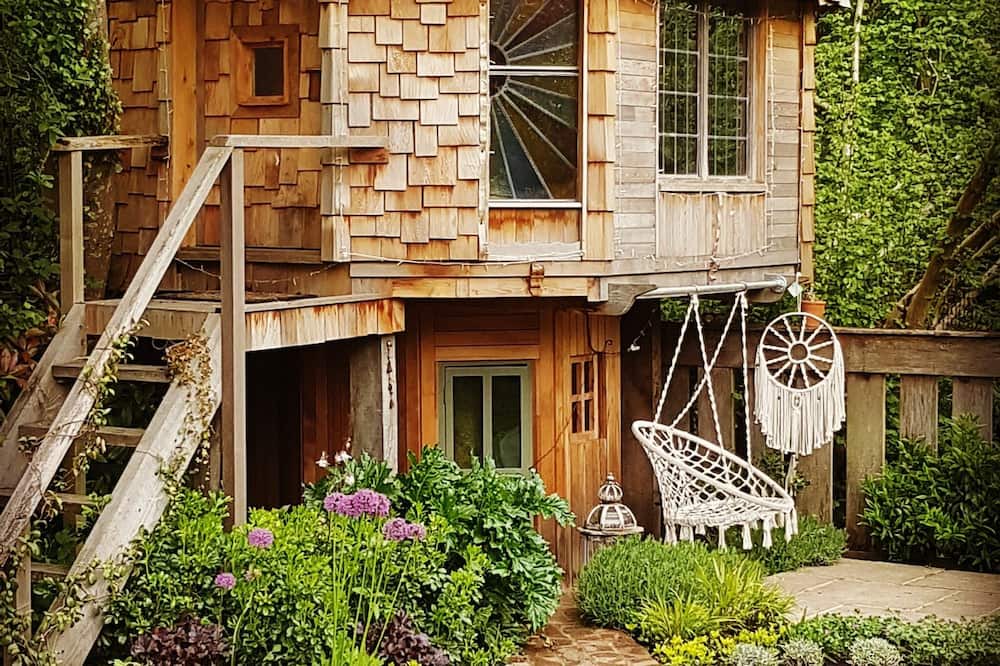 Chiddingfold Cottage | Rural Surrey Cottage and TV award winning 'Shed of the year' Mushroom house!