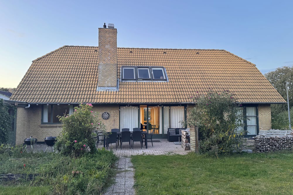Kerteminde Municipality House | The Sunflower: 7BR, 3BA Retreat w/Garden & Parking in Munkebo